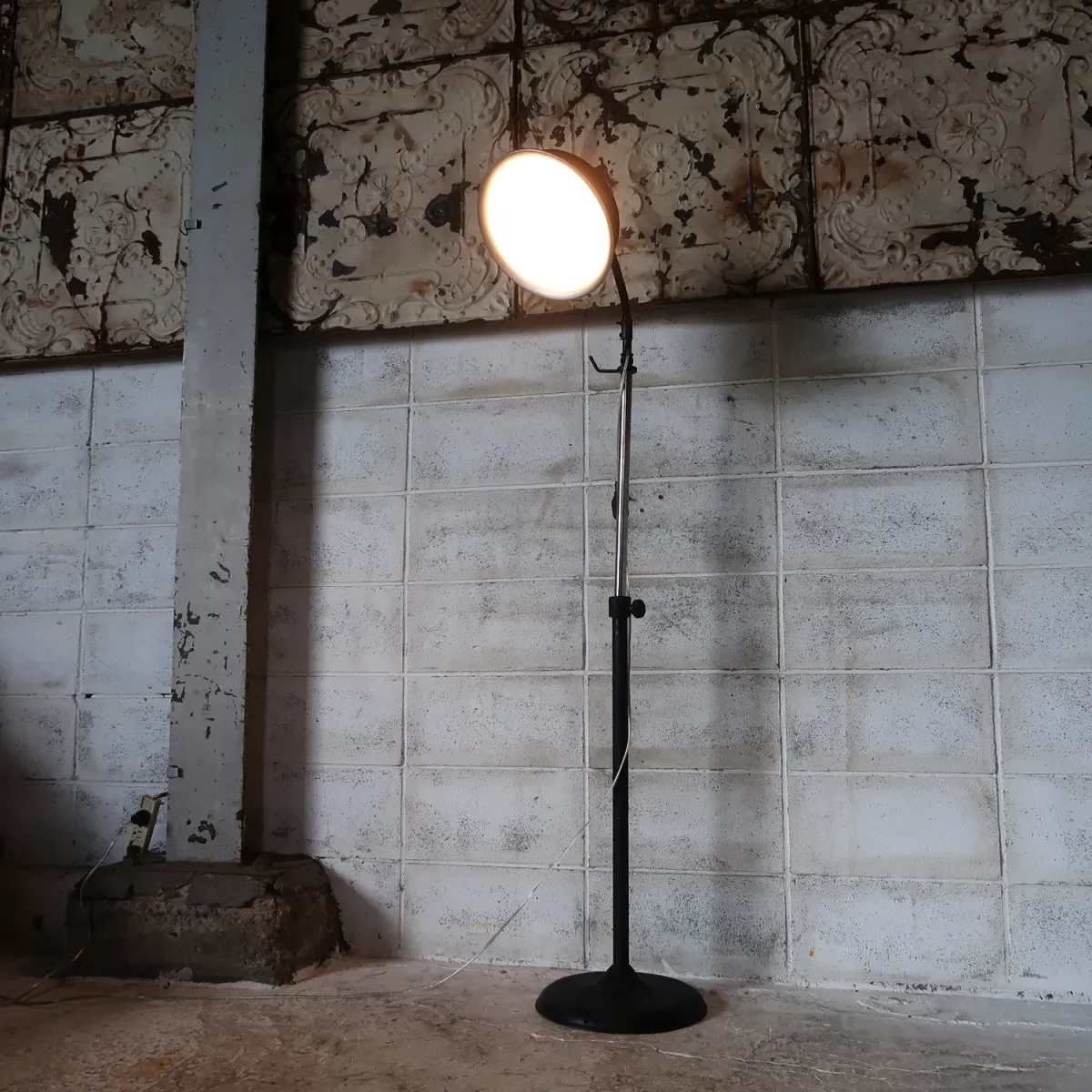 ビンテージ インダストリアルフロアランプ ｜ glow ANTIQUES