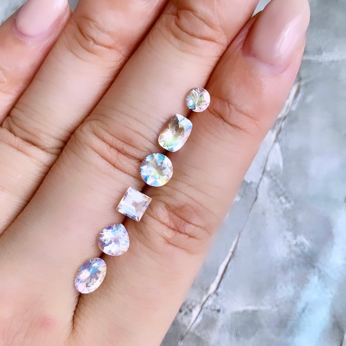 アンデシンラブラドライト 0.71ct 5×7mm マラウイ産 レインボームーン