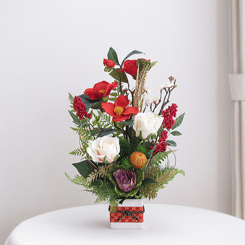 正月飾り～白梅・椿・バラ・南天・葉牡丹入りお正月アレンジ 迎春 和風