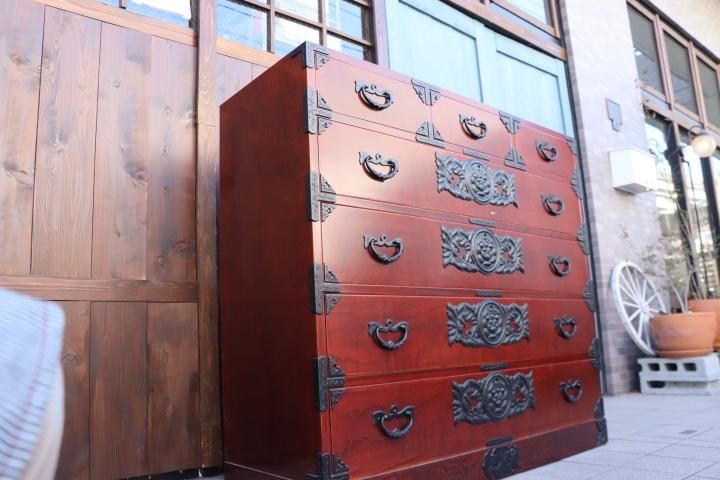 岩手の伝統工芸家具、岩谷堂箪笥 欅材を使用した漆塗り5段・7杯