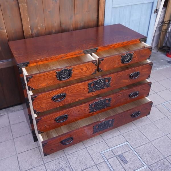岩手の伝統工芸家具、岩谷堂箪笥 欅材を使用した漆塗り4段・5杯