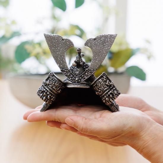 錫 置物 兜 -SAMURAI- 黒漆加工 台付 [No.512A-1]｜薩摩錫器工芸館