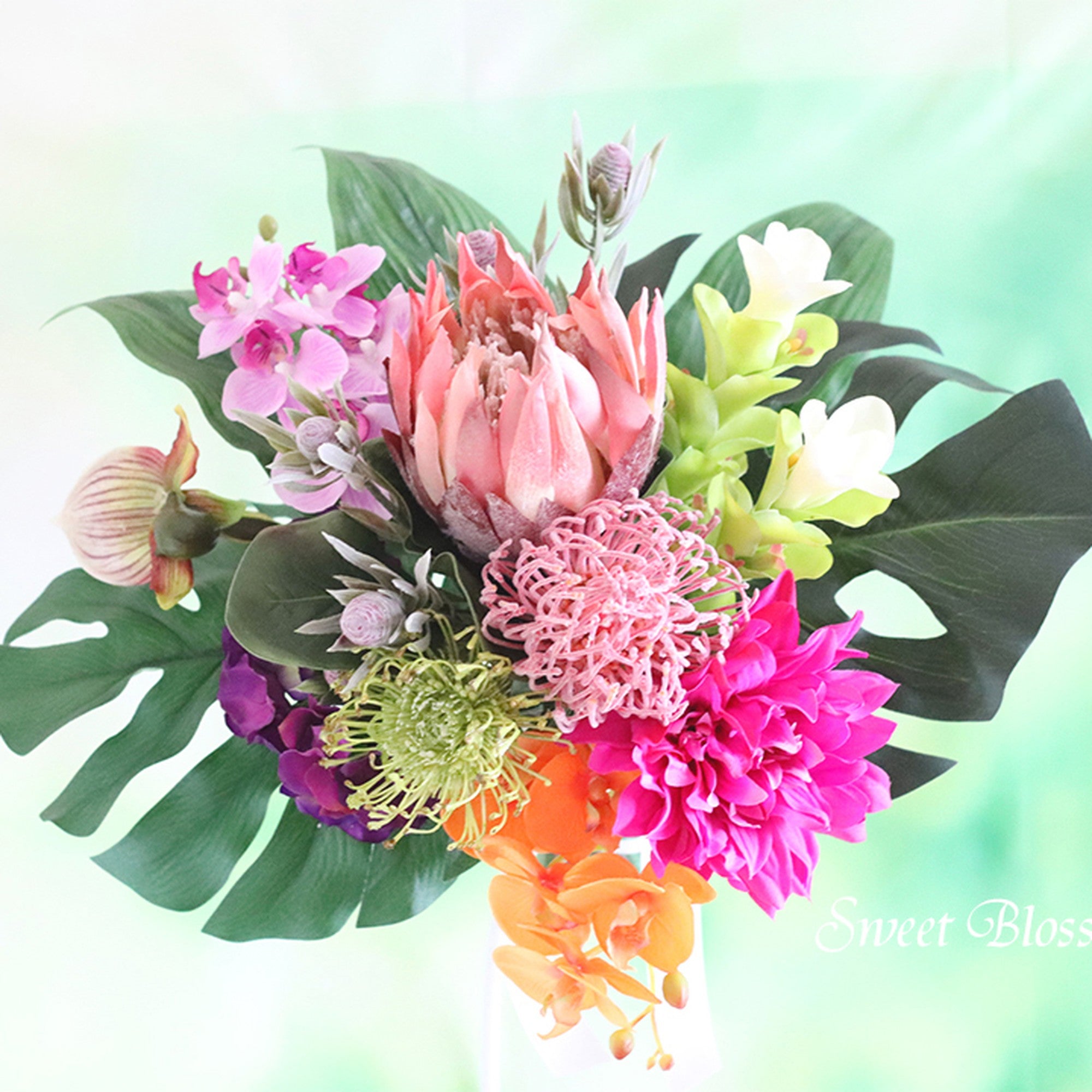 リゾートウェディングにトロピカルブーケ【アーティフィシャルフラワー