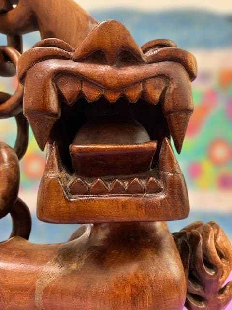 レアな伝統工芸：ハリマオ「虎＝Harimau」の一本彫り彫刻。勇気や強さ