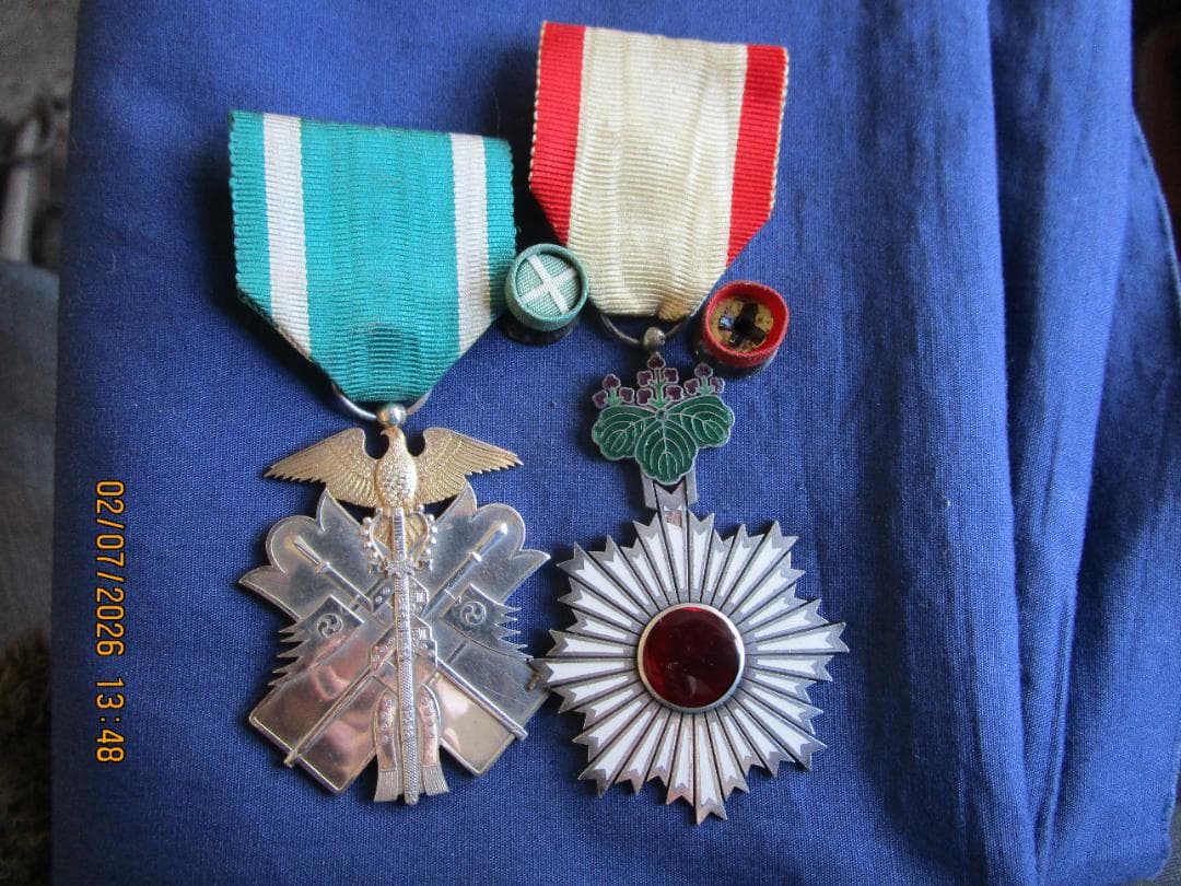 勲章　功七級金鵄章　旭日章　旧日本軍　勲章メダル 　箱なし　2組 勲章 功七級金鵄章 旭日章 旧日本軍 勲章メダル 箱なし 2組 - メルカリ