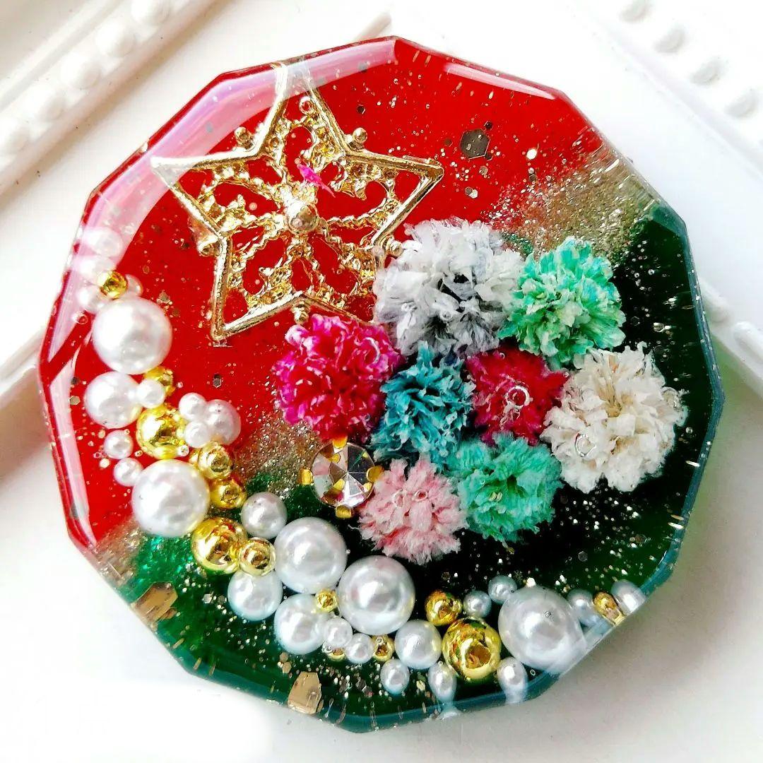 【1385】レジン　クリスマス　ヘアゴム　ポニーフック　ブロ―チ　ハンドメイド 赤×ゴールドチェックとかすみ草のヘアゴム クリスマス 冬 ポニーフック