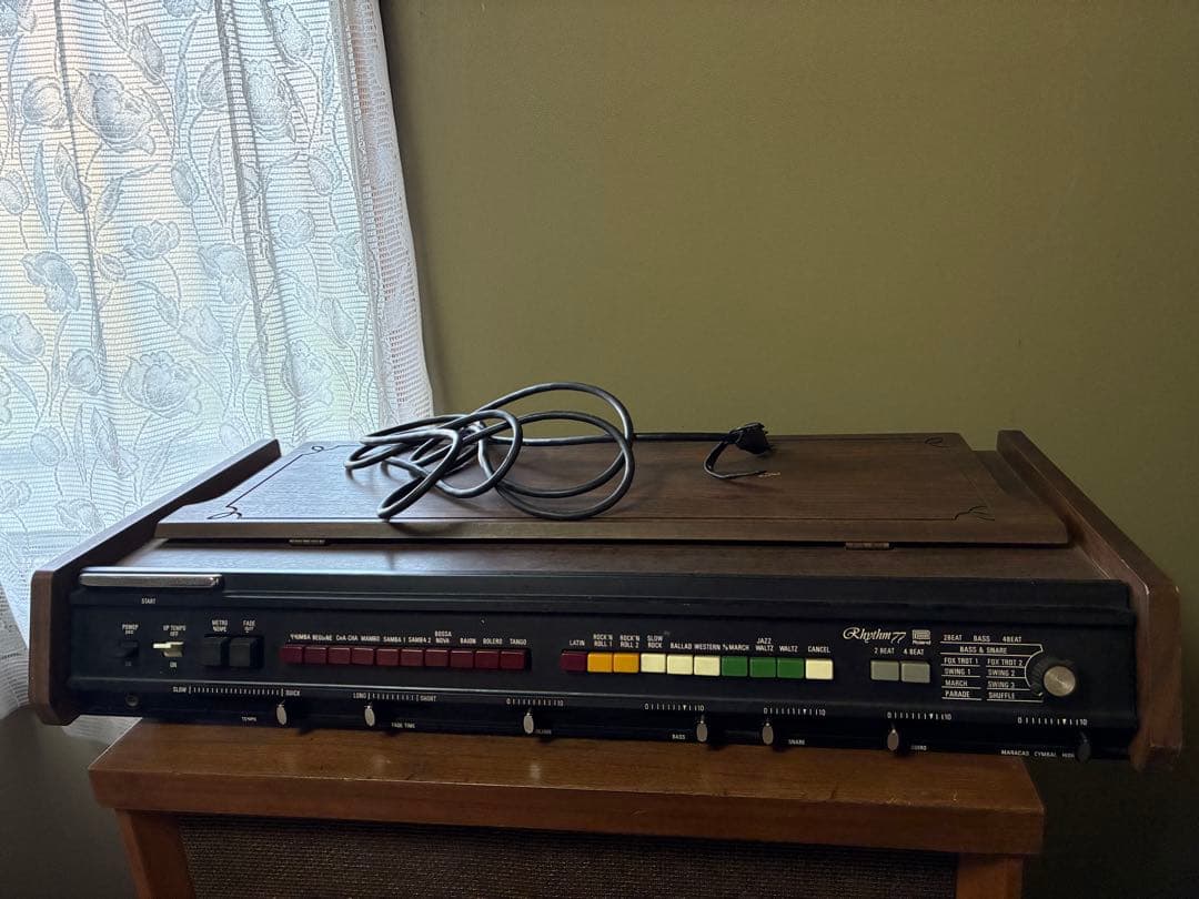 Roland TR-77 ドラムマシン ROLAND TR-77 Analog Rhythm Box 1973 | HD DEMO | SAMPLE PACK - YouTube