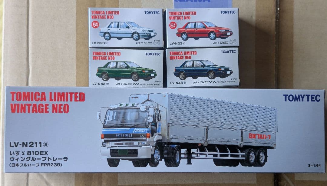 TOMYTEC ISUZU 810 EX ＆ ジェミニ　全5種セット Tomytec TLVN 1:64 Isuzu 810EX Tractor Head (Navy Blue) – Horizon