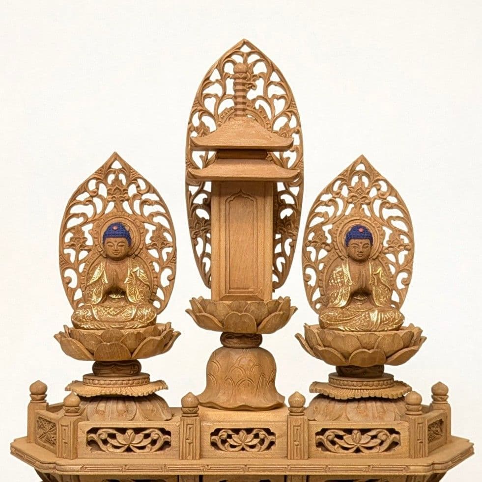 ゲリラセール・新品】 三宝尊 金泥 紅檀 上彫り 総高さ約26cm 日蓮宗