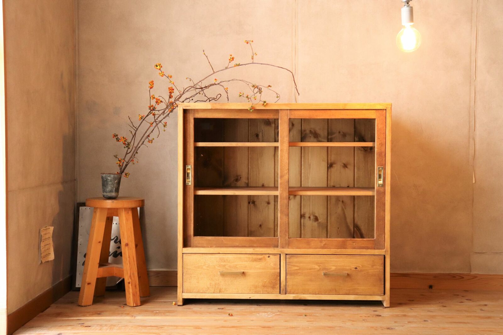 Sサイズ、レトロな雰囲気ガラス引き戸の棚。引き戸の食器棚。昭和